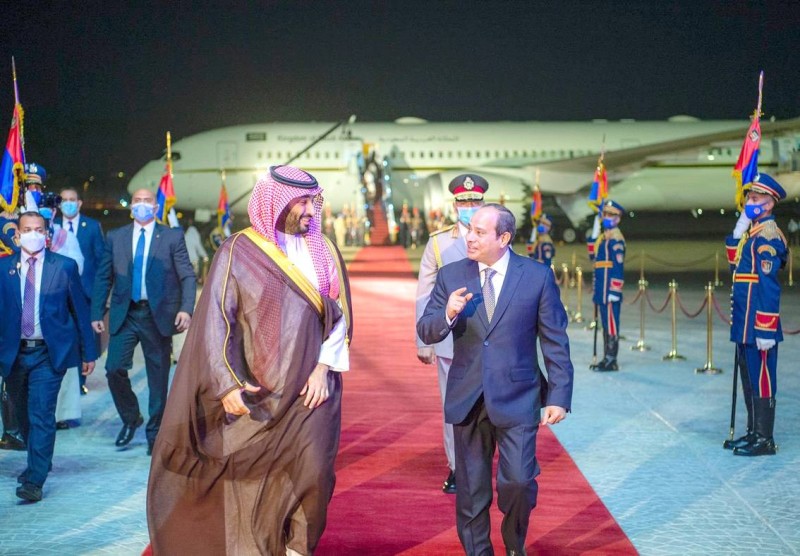 الرئيس عبدالفتاح السيسي مستقبلاً ولي العهد لدى وصوله مطار القاهرة أمس.
