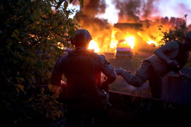 جنديان أوكرانيا يحتميان عقب قصف منشأة في منطقة دونيتسك في إقليم دونباس شرقي أوكرانيا
