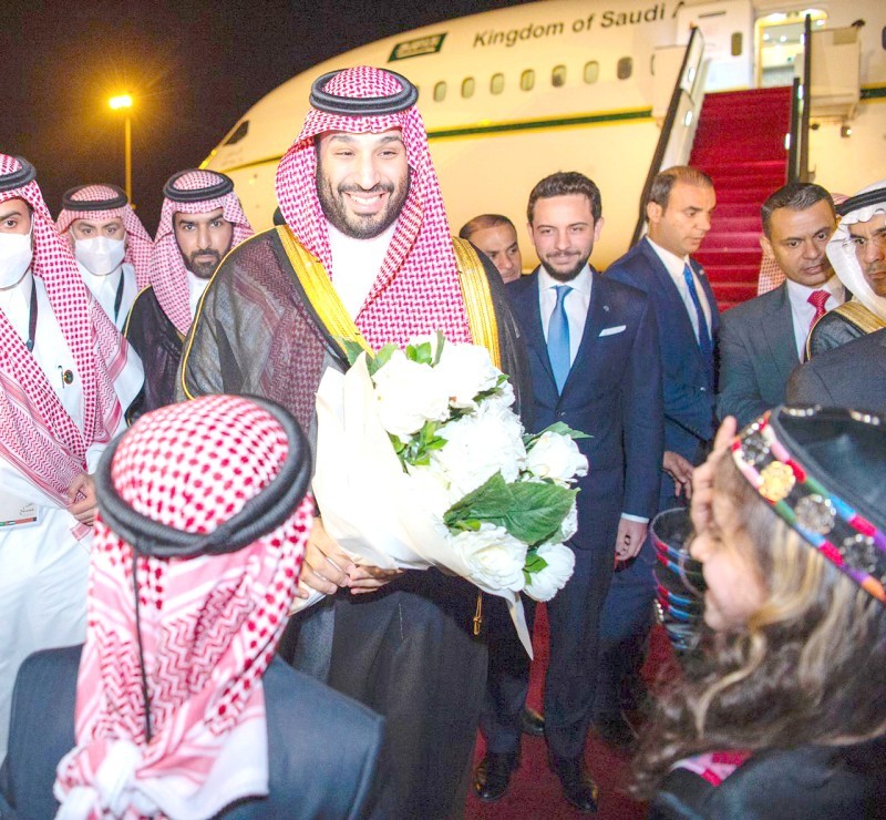 



الأمير محمد بن سلمان خلال وصوله إلى مطار الملكة علياء.
