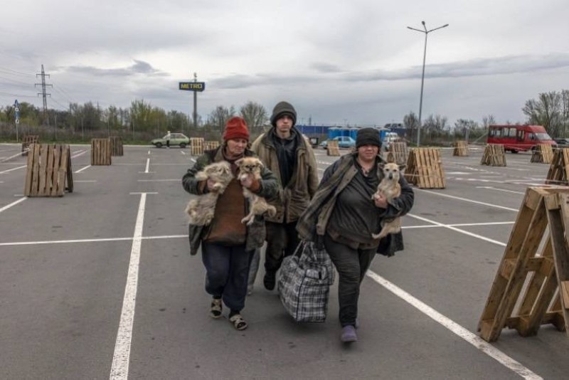 مدنيون يعودون إلى ماريوبول في أوكرانيا