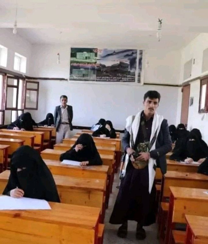 القيادي الحوثي السيد داخل قاعة دراسية في صنعاء مع سلاحه.