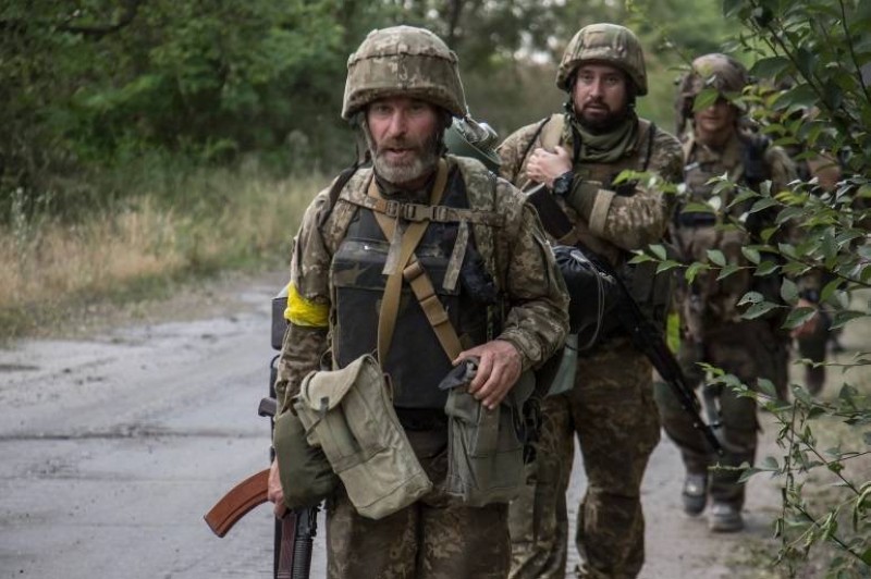 جنود أوكرانيون يتجهون نحو موقعهم داخل سيفيرودونيتسك قبل أن يضطروا إلى الانسحاب من المدينة