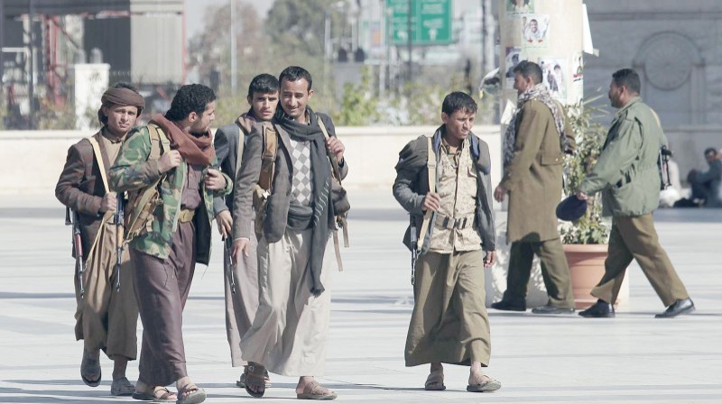 



حوثيون بأسلحتهم يبتزون المارة في شوارع صنعاء.