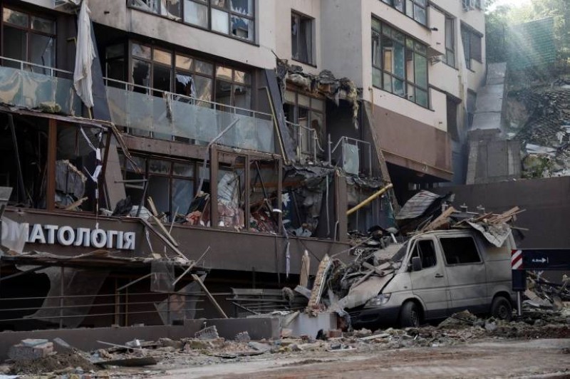 جانب من الدمار الذي أحدثه القصف الروسي للعاصمة كييف اليوم.