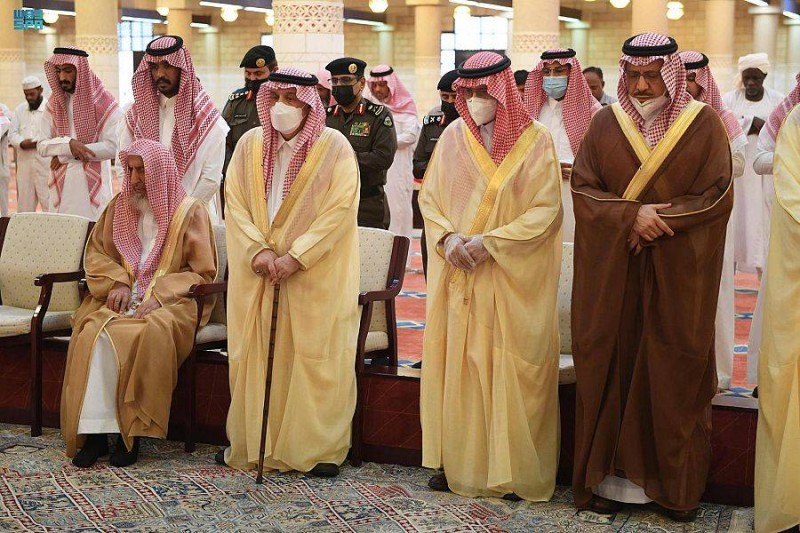 أمير الرياض يؤدي صلاة الميت على الأميرة موضي بنت مساعد بن عبدالرحمن بن فيصل