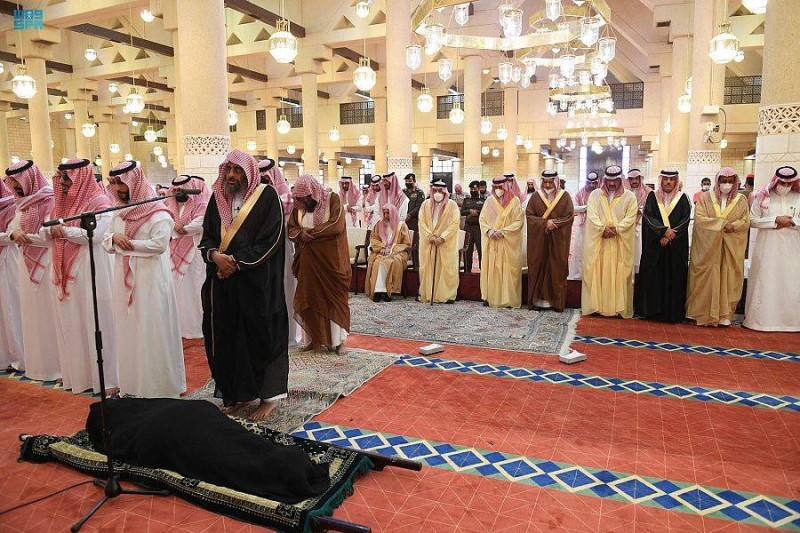 أمير الرياض يؤدي صلاة الميت على الأميرة موضي بنت مساعد بن عبدالرحمن بن فيصل