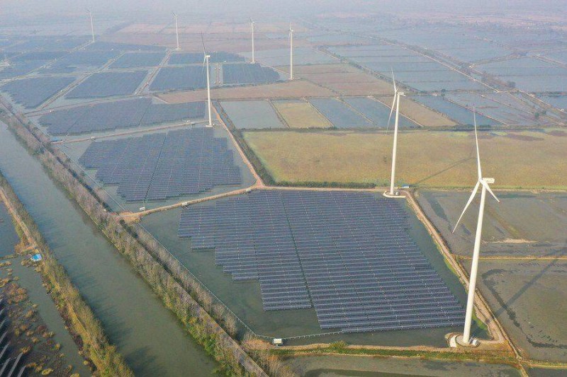 في الصورة الجوية الملتقطة يوم 3 نوفمبر 2021، مشروع لتوليد الطاقة الكهروضوئية وطاقة الرياح تم تركيبه فوق مصائد في مدينة يانغتشو بمقاطعة جيانغسو شرقي الصين. (شينخوا)