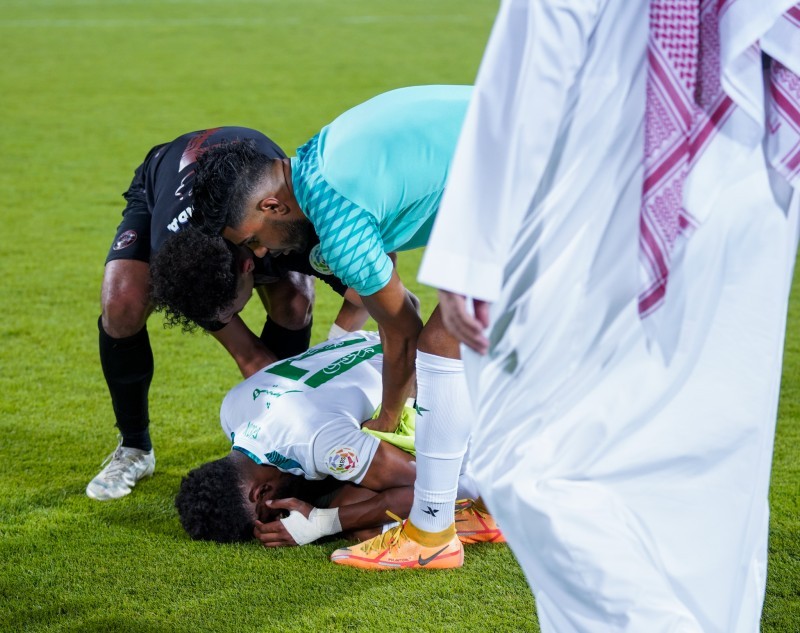 حزن وانكسار أهلاوي بعد هبوط الفريق إلى الدرجة الأولى. (تصوير: محمد الدبيسي)