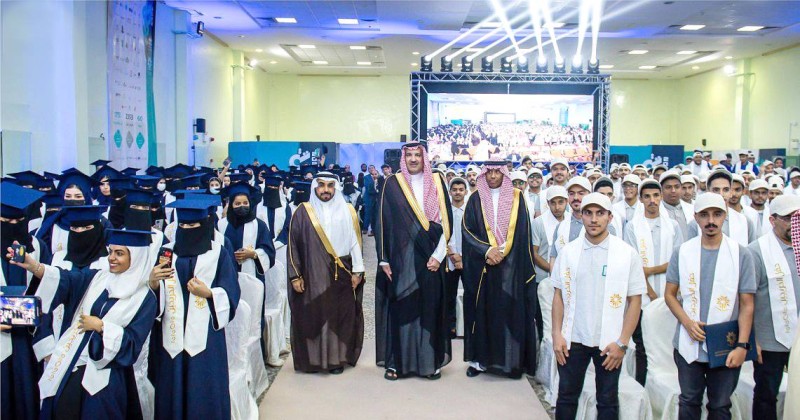 



الأمير فيصل بن سلمان يرعى حفل خريجي التدريب التقني والمهني ويدشن معرض التوظيف. (واس)