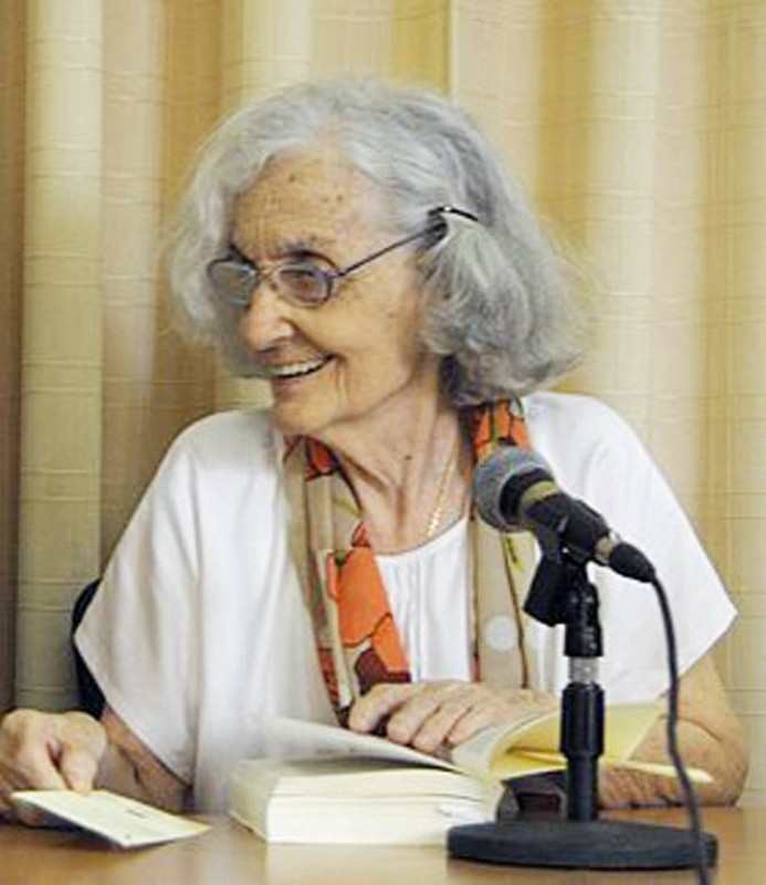 



الشاعرة الكوبية فينا جارسيا ماروز في إحدى الأمسيات الشعرية قبل رحيلها.