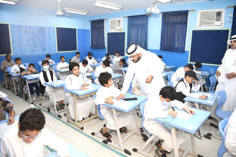 طلاب يؤدون الاختبارات في مكة