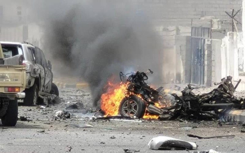 سيارات تحترق جراء انفجار سيارة مفخخة في عدن.