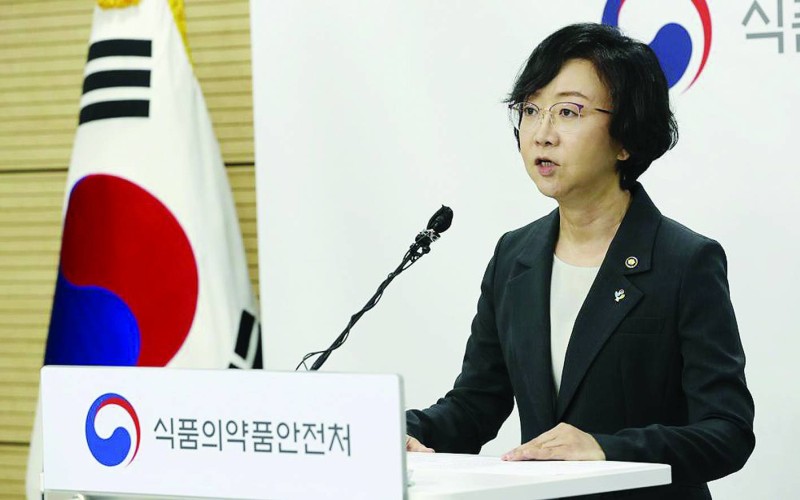 



أعلنت وزيرة سلامة الغذاء والدواء الكورية الجنوبية أوه يو كيونغ أمس طرح لقاح كوري جنوبي لكورونا أكثر فعالية من لقاح أسترازينيكا. (وكالات)