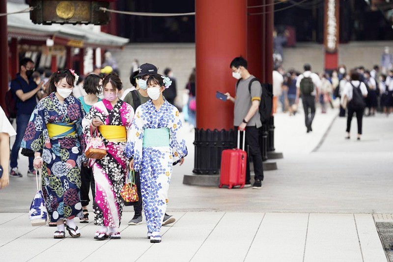 



بدأ السياح الداخليون والأجانب التدفق على المناطق السياحية في اليابان بعد رفع القيود الاحترازية أخيراً. (وكالات)