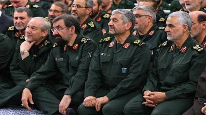 ضباط إيرانيون.