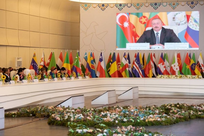 رئيس جمهورية أذربيجان ملقيا كلمته في المؤتمر (مجلس الشورى)