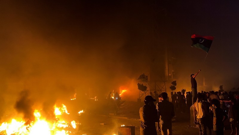 متظاهرون ليبيون يحرقون الإطارات أمام المقرات الحكومية في طرابلس