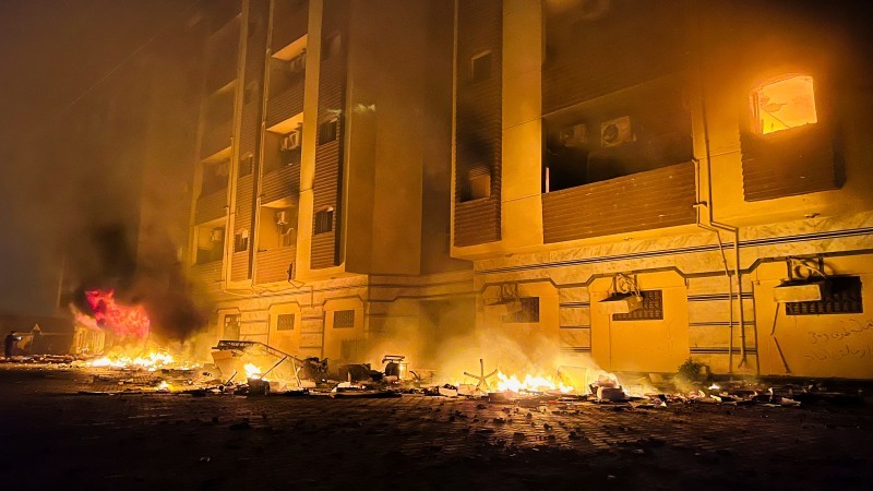 ليبيون غاضبون يحرقون المسندات الليبية