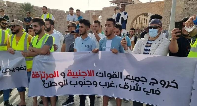 متظاهرون في ليبيا يطالبون برحيل المرتزقة.