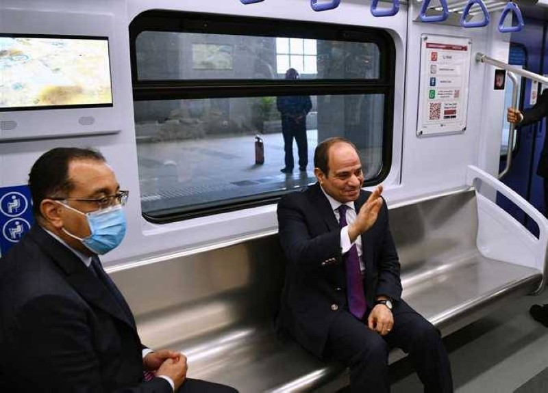 الرئيس المصري يفتتح محطة عدلي منصور المركزية والقطار الكهربائي.