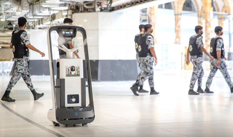



تعمل الروبوتات على تعقيم وتغطية كافة جنبات المسجد الحرام.