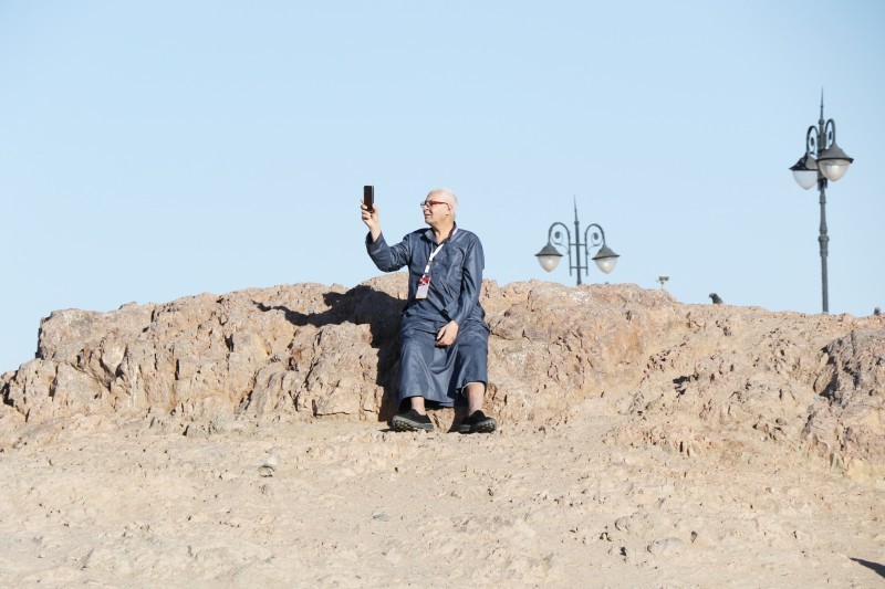 



حاج يلتقط صوراً تذكارية في المدينة المنورة.