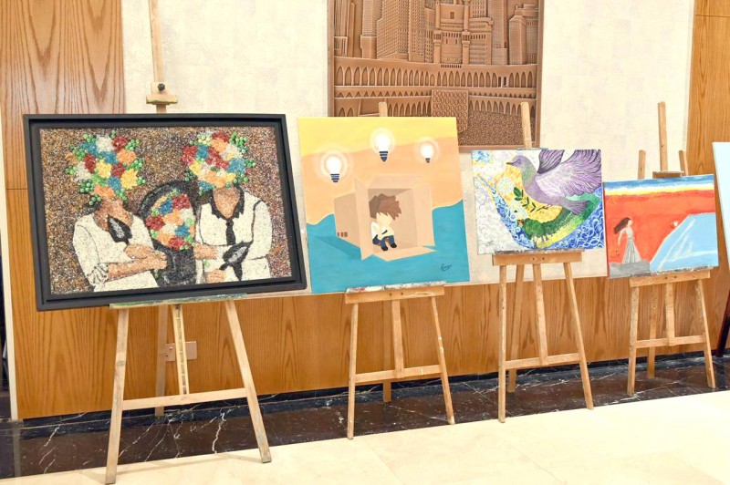 



لوحات فنية لبعض المشاركين في المبادرة. (عكاظ)