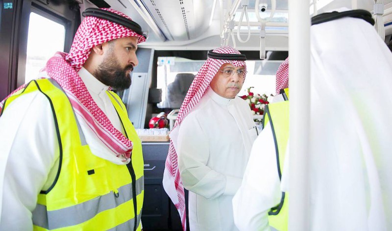 رئيس الطيران المدني يدشن الحافلات الكهربائية بمطار الملك عبدالعزيز الدولي. (1)
