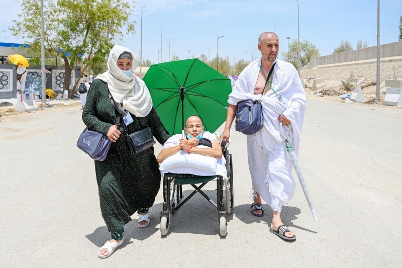 



والدا سيب بير شو عن يمينه ويساره لمساعدته في عرفات أمس. (تصوير: أحمد بن ناشي)