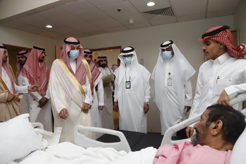 محافظ الطائف الأمير سعود بن نهار يزور منومي المستشفيات.