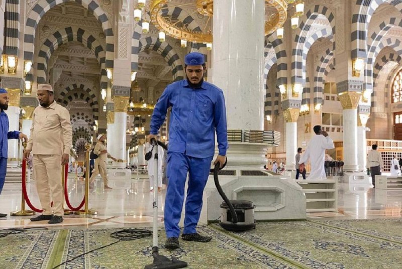 أعمال مستمرة للنظافة في المسجد النبوي