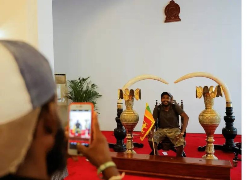 محتج يجلس في منزل رئيس سريلانكا.