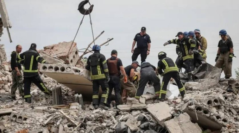 الدفاع المدني الأوكراني يبحث عن ضحايا تحت أنقاض مبنى منهار.