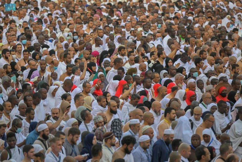 جموع من ضيوف الرحمن في المشاعر المقدسة