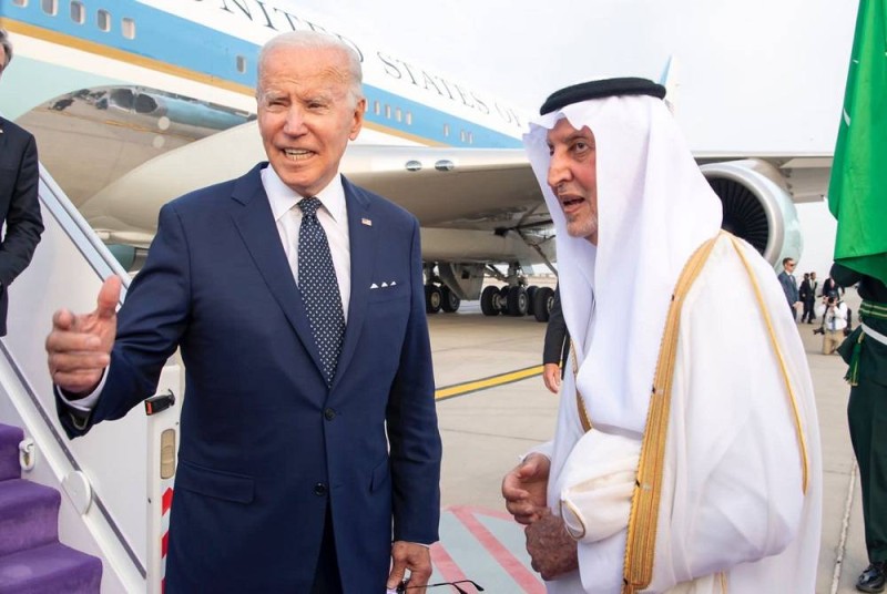الأمير خالد الفيصل مستقبلا الرئيس الأمريكي بايدن لحظة وصوله إلى مطار جدة