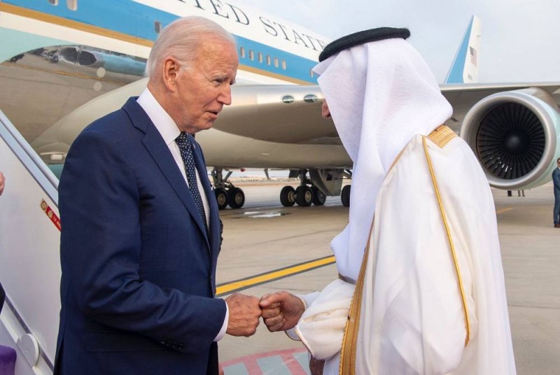 الأمير خالد الفيصل مستقبلا الرئيس الأمريكي بايدن لحظة وصوله إلى مطار جدة