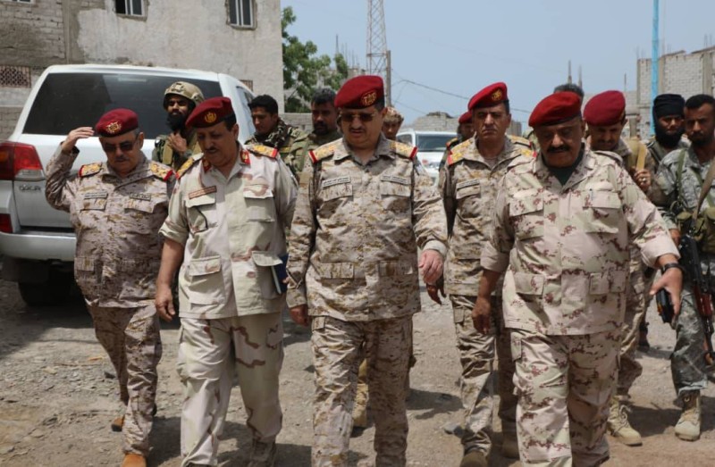 وزير الدفاع اليمني وقائد محور تعز يتفقدان مواقع الجيش الوطني في أطراف المدينة
