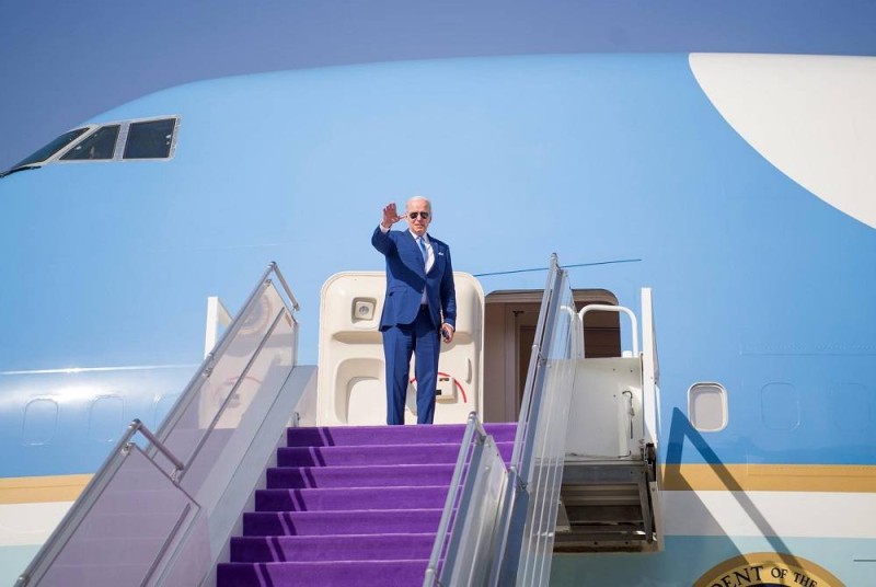 الرئيس الأمريكي مغادرا جدة بعد زيارة للسعودية استمرت يومين