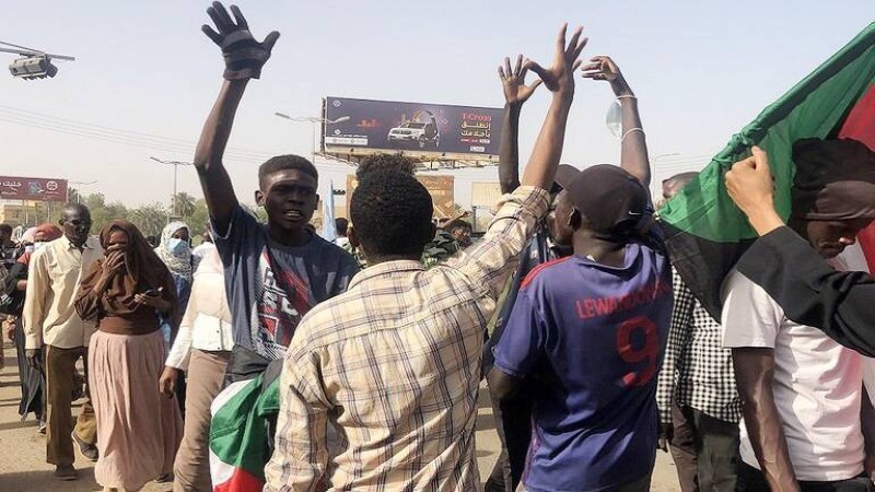 سودانيون أثناءالتظاهر في الخرطوم أمس