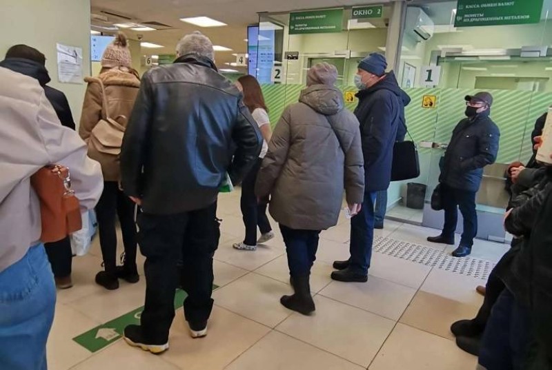 مراجعون روس داخل أحد البنوك بعد الأزمة الذي تعصف ببلادهم