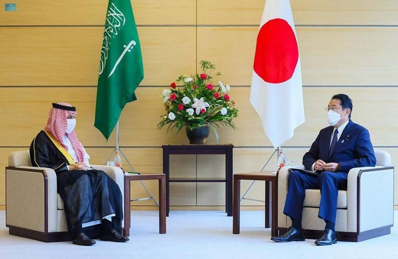 وزير الخارجية يستعرض مع رئيس وزراء اليابان علاقات البلدين.