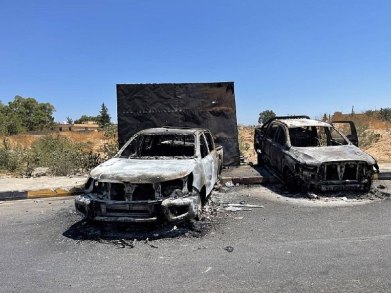 سيارات محترقة جراء الإشتباكات التي شهدها طرابلس اليوم