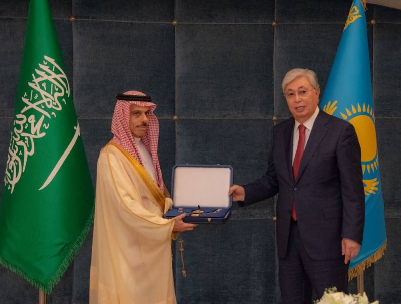 وزير الخارجية الأمير فيصل بن فرحان بن عبد الله يتسلم الوسام نيابةً عن خادم الحرمين الشريفين.