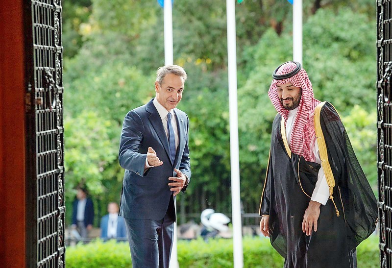 



ولي العهد الأمير محمد بن سلمان خلال استقباله من قبل رئيس الوزراء اليوناني لدى وصوله قصر مكسيموس.
