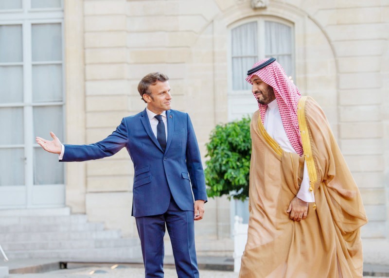 ولي العهد الأمير محمد بن سلمان إثر وصوله إلى قصر الإليزيه والرئيس الفرنسي إيمانويل ماكرون في مقدمة مستقبليه. 
