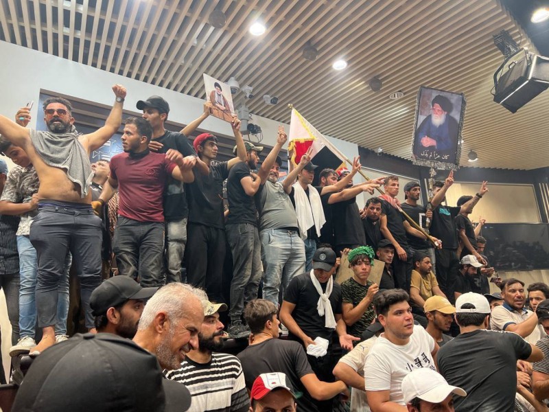 متظاهرون عراقيون على مقاعد رئيس وأعضاء البرلمان