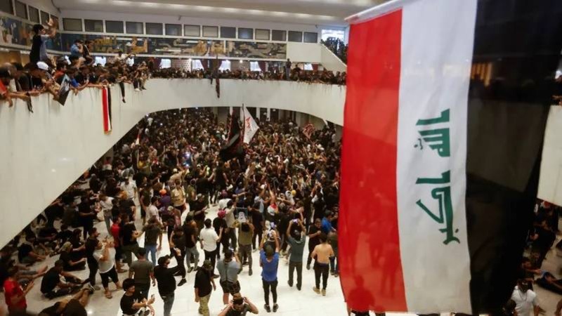 متظاهرون داخل البرلمان العراقي. 