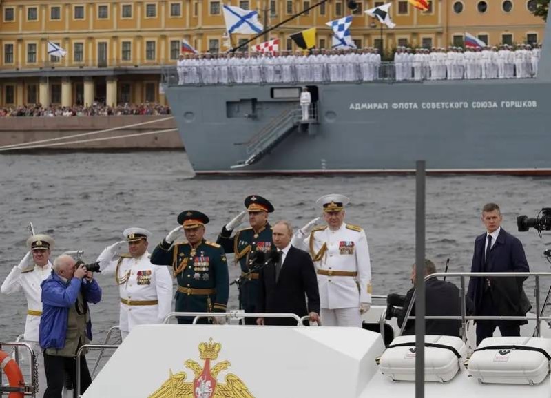 بوتين يحتفل بيوم البحرية الروسية. 