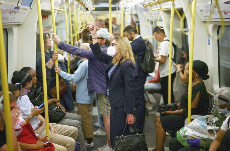 



بات نادراً ارتداء الكمامة على متن قطارات مترو لندن. (وكالات)