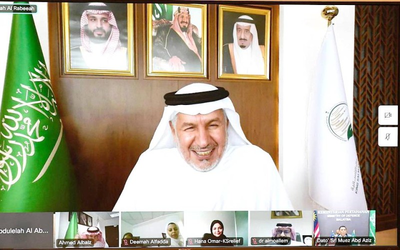 



الدكتور عبدالله الربيعة خلال حديثه مع داتو سري عبر الاتصال المرئي أمس.
